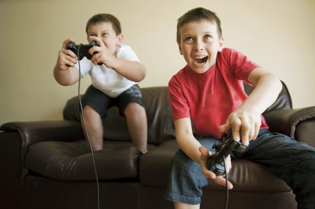 Kids-playing-video-game-97577269